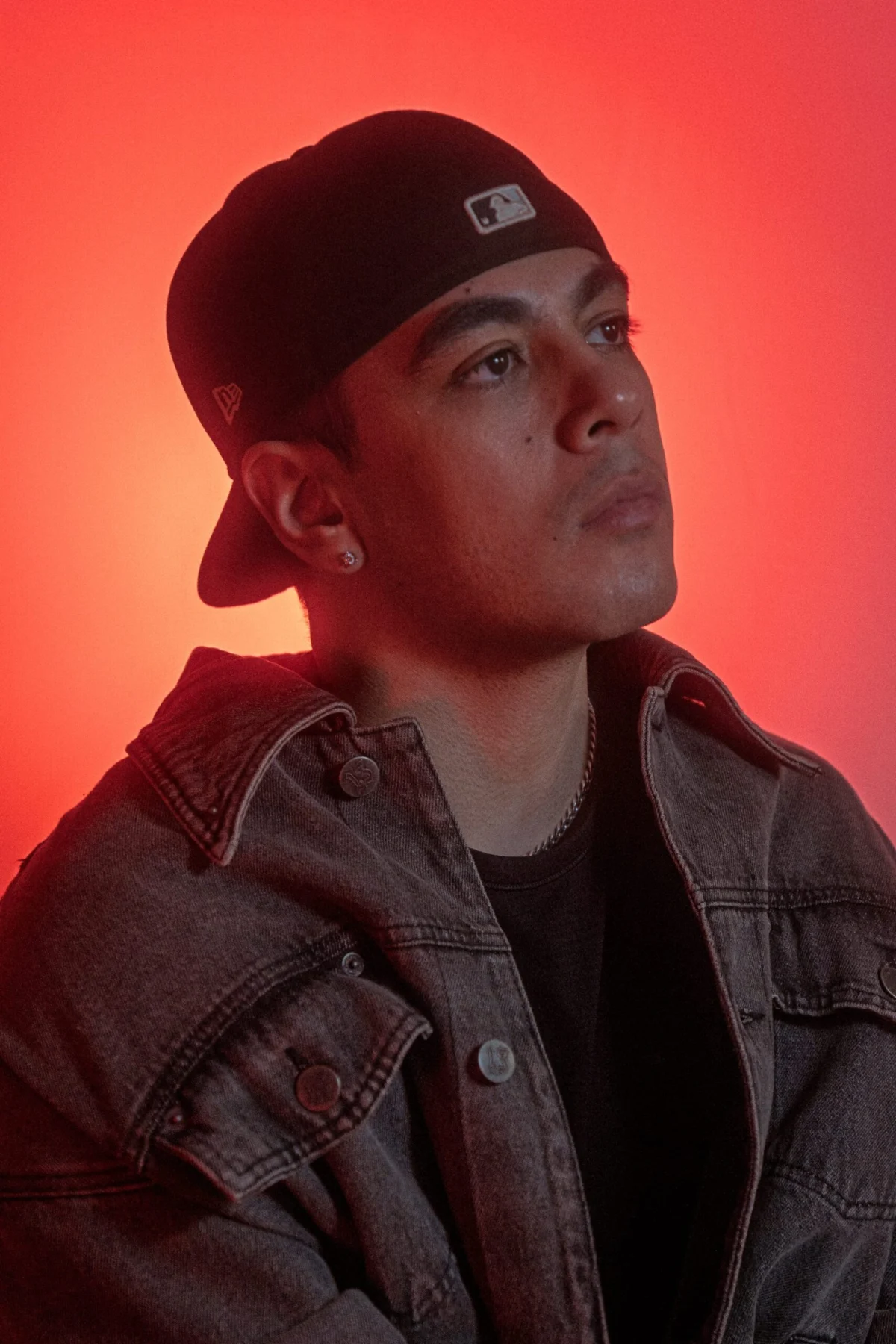 Philip Emilio mot rød bakgrunn fra Fuego-fotograferingen