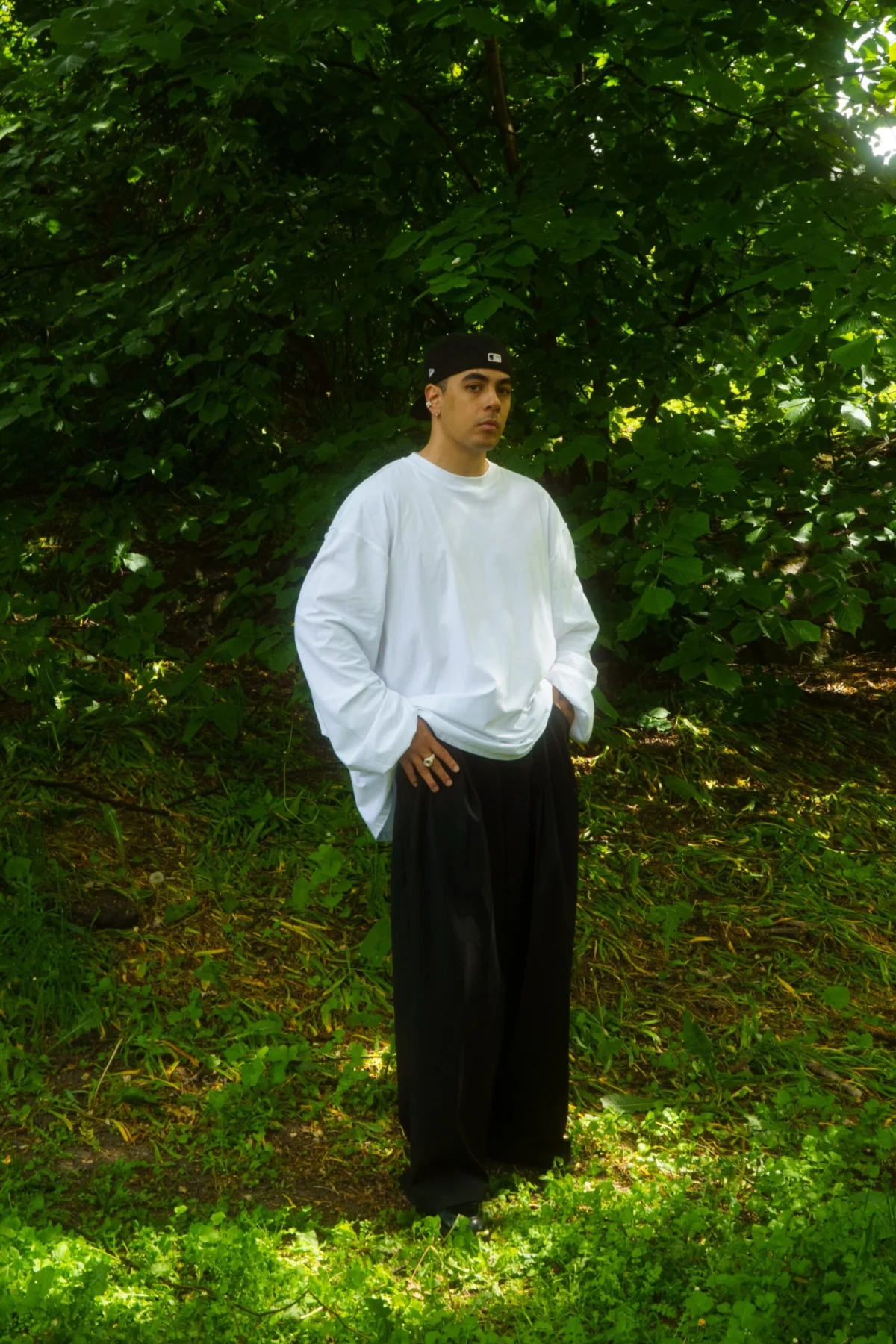 Philip Emilio i skogen fra SAINT-fotograferingen