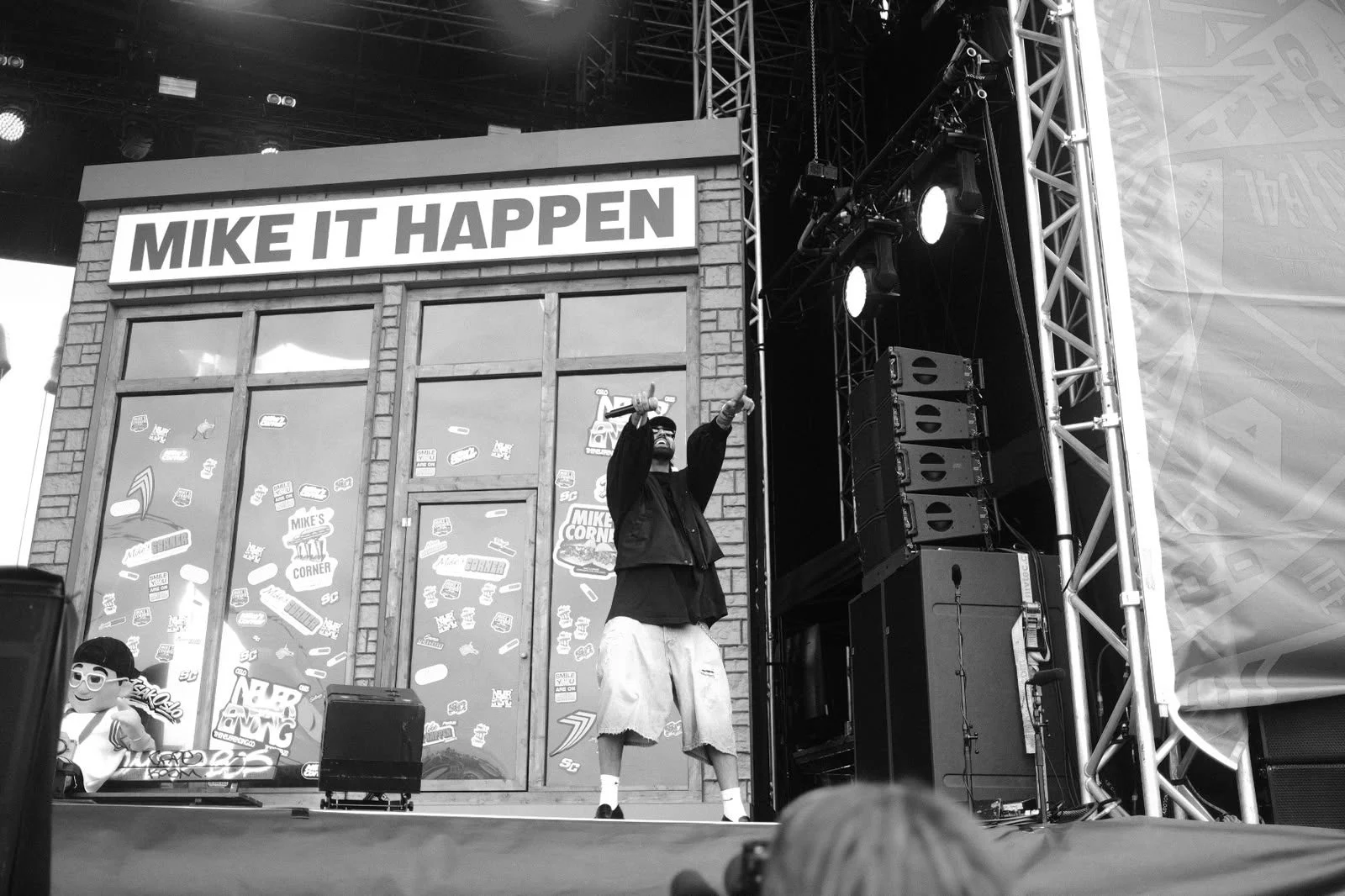 Ha$9 med armen i været på scenen, svart-hvitt