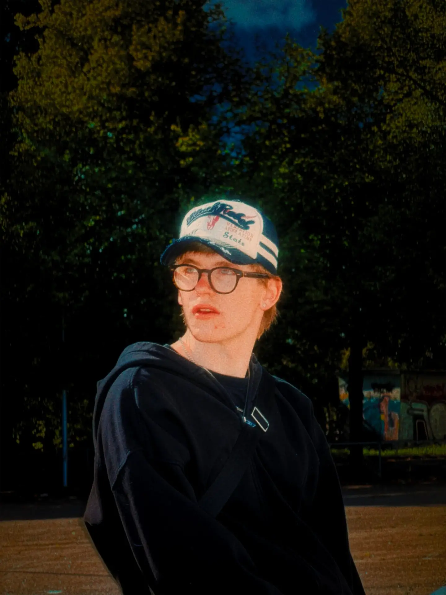 OZZI fotografert i en park i kveldslys